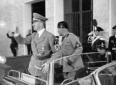 Hitler e Mussolini in piedi sull'automob ...