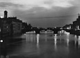 Inquadratura notturna del Ponte Santa Trinita sull ...