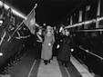 Hitler e Mussolini salutano il picchetto d'onore s ...