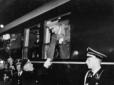 Hitler si sporge dal finestrino e saluta con la ma ...