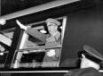 Hitler si sporge dal finestrino e saluta con il br ...