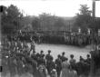 Miliziani sfilano davanti a Mussolini e al gruppo  ...