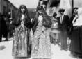 Due donne di Piana dei Greci in abiti fo ...