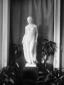 Statua di nudo femminile esposta in un i ...