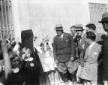 Mussolini salutato da una scolaresca all'esterno d ...