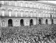 Folla di cittadini in piazza del Plebiscito nei pr ...