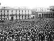 Folla di cittadini ascolta in piazza del Plebiscit ...