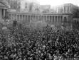 Folla di cittadini raccolta in piazza del Plebisci ...