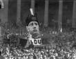 Grande ritratto del duce esibito da una folla di c ...