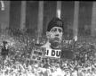 Grande oleografia del duce spicca su una folla di  ...