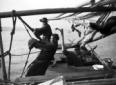Pescatori al lavoro su una barca