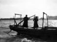 Pescatori al lavoro su una barca colti c ...