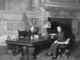 Mussolini e Ludwig seduti alla scrivania nella Sal ...