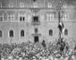La folla accalcata sotto palazzo Venezia ...