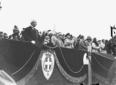 Mussolini, il re e Ismet Pasha osservano ...