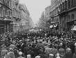 Il corteo colto di spalle avanza su via Nazionale