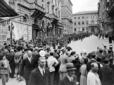 La folla attende il passaggio del corteo in via Qu ...