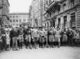 Il corteo avanza su via Quattro Novembre; in prima ...