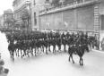 Un reparto di Metropolitani a cavallo avanza su vi ...