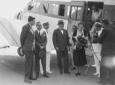 Amelia Earhart posa con un mazzo di fior ...