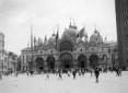 Folla davanti alla basilica di San Marco