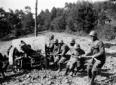 Artiglieri trascinano un cannone