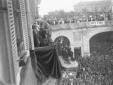 Mussolini sorride alla folla all'adunata ...