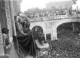 Mussolini parla alla folla dal balcone d ...