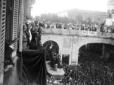 Mussolini parla alla folla dal balcone d ...
