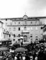 La piazza di Castel Gandolfo animata di  ...