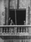 Mussolini saluta affacciato al balcone di palazzo  ...
