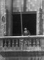Mussolini, affacciato al balcone di pala ...