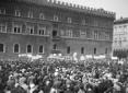 Operai della Fiat acclamano Mussolini in piazza Ve ...