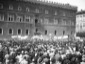 Operai della Fiat acclamano Mussolini in piazza Ve ...