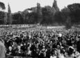 Platea di spettatori in piazza di Siena