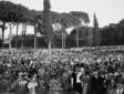 Folla di spettatori in piazza di Siena