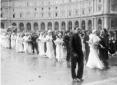 Processione di coppie di sposi in piazza ...