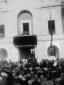 Mussolini parla alla folla dal palazzo d ...