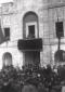 Mussolini parla alla folla dal palazzo d ...