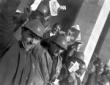 Ex combattenti premiati da Mussolini sventolano le ...