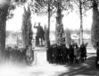 Mussolini, accompagnato da un gruppo di gerarchi,  ...