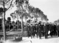 Mussolini, accompagnato da un gruppo di gerarchi e ...