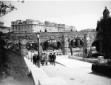 Vittorio Emanuele III, accompagnato da un gruppo d ...