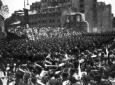 I giovani fascisti sfilano lungo via dell'Impero a ...