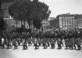 I giovani fascisti sfilano in Piazza San ...
