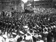 I giovani fascisti sfilano lungo via dell'Impero a ...