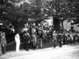 Mussolini, sul palco d'onore, appunta la croce di  ...