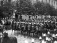 I carabinieri a cavallo sfilano davanti al Duce