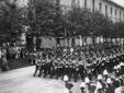 Un reparto dei carabinieri sfila davanti al Duce