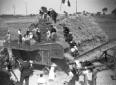 Mussolini al lavoro sulla trebbiatrice